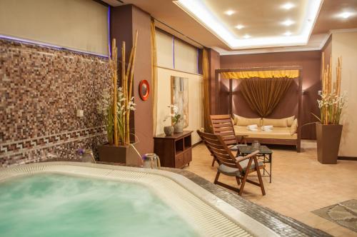 جاكوزي, Hotel Marina in إيزولا