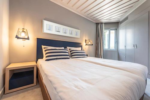 2 twin beds, 1 sofa bed