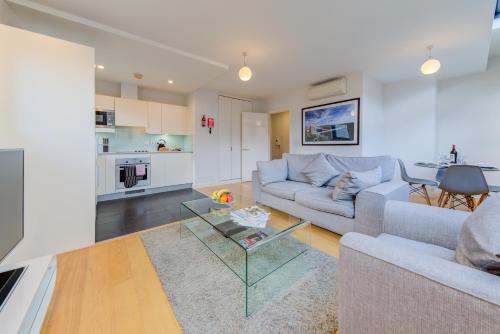 Cleyro Serviced Apartments - Finzels Reach - image 2