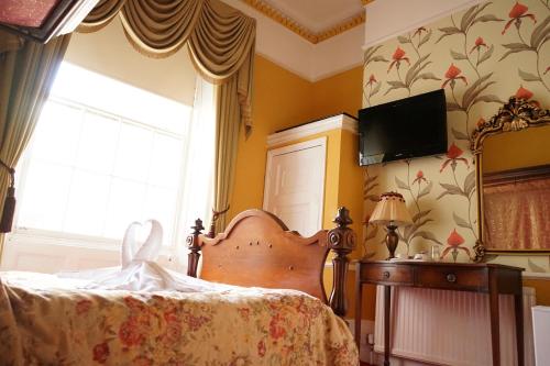 Deluxe Double Room with Half Tester Bed