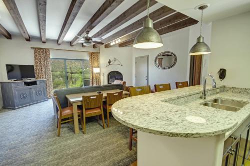 ห้องครัว, สตารร์ พาส กอล์ฟ สวีท (Starr Pass Golf Suites) near พิพิธภัณฑ์สัตว์ป่านานาชาติ