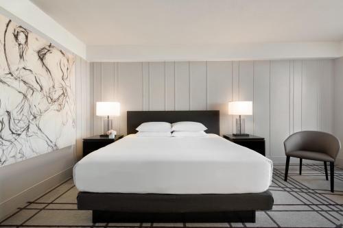 Deluxe King Room image 6