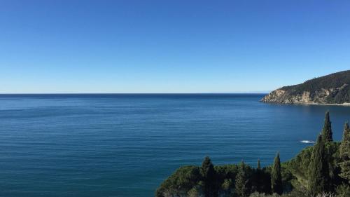 CASA VACANZE MONEGLIA 2 CAMERE con TERRAZZA nel VERDE