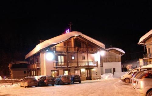 Hotel Sciatori Set in a prime location of Sestriere, Hotel Sciatori puts everything the city has to offer just outside your doorstep. The property offers a wide range of amenities and perks to ensure you have a grea