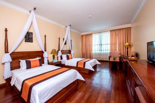 Deluxe Double or Twin Room image 5