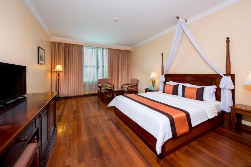 Deluxe Double or Twin Room image 6