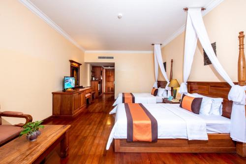 Deluxe Double or Twin Room image 7
