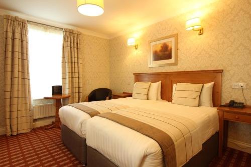 Twin Room image 6