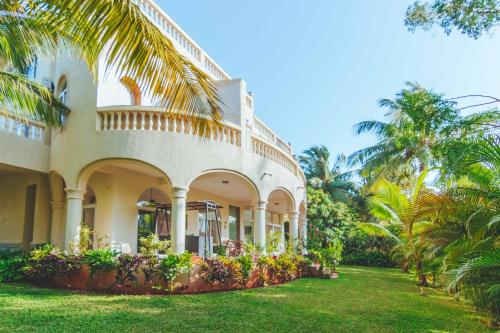 SaffronStays La Casa Maestro - Spanish 4BR villa with terrace plunge pool, coconut groves & mountain views, featured in Condé Nast - Roha Ashtami