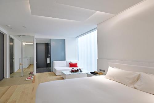 Standard Double Room image 7