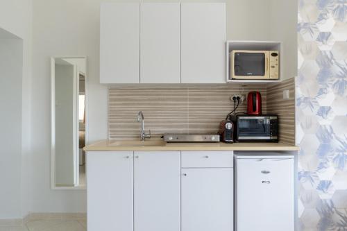 One-Bedroom Apartment with Sea View - 210 Hayarkon Street image 10