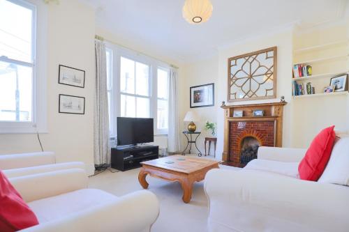 Comfortable & Bright Family Home - Imperial Wharf, Parsons Green, London