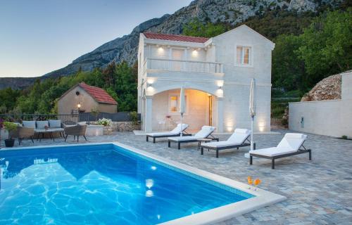 Luxury villa Atrium in Tučepi, heated pool