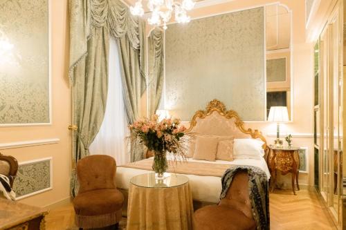 Deluxe Double Room image 2