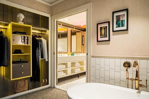 room detail thumbnail 2