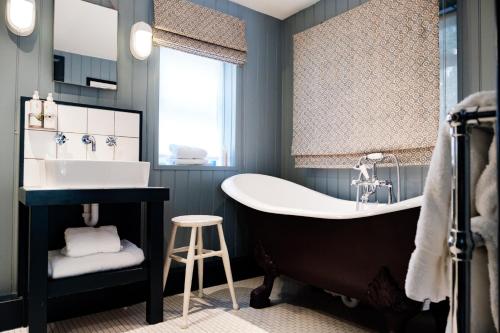 Fürdőszoba, Bel And The Dragon-Churt in Churt