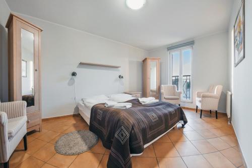 One-Bedroom Apartment - 12 Uzdrowiskowa Street image 3