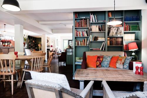 Étterem, Bel And The Dragon-Churt in Churt