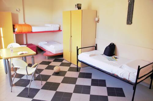 4 twin beds