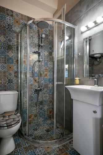 Autonomous house in the heart of Plaka - image 7