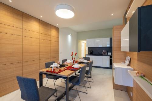 Vitosha Blvd Luxury 2-Bedroom, 2-Bathroom with Balcony