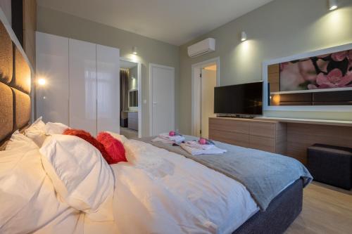 Vitosha Blvd Luxury 2-Bedroom, 2-Bathroom with Balcony, Samokov