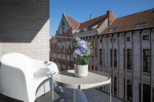 Pelicanstay walk to Diamond District