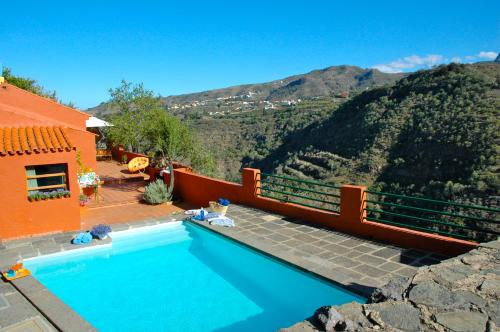  Tres Almendros by I N Z U L A E in Vega de San Mateo