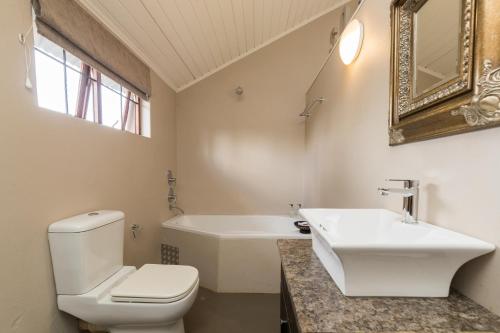 Bathroom, Three Thymes Inn in Tierpoort