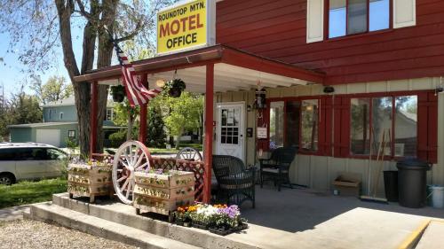 . Roundtop Mountain Vista - Cabins and Motel