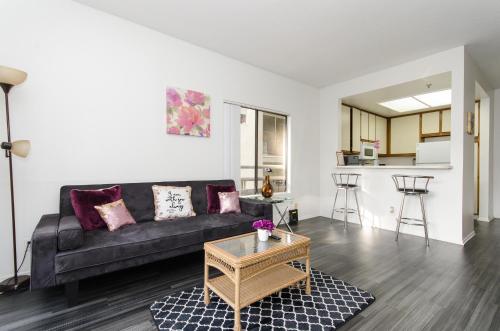 

Cozy Walk of Fame Studio Apartment
