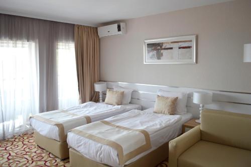 Twin Room with Balcony image 3