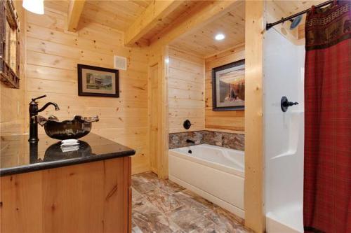 Simply Unforgettable 1 Bedroom Pool Table Arcade Hot Tub Sleeps 6 - image 4
