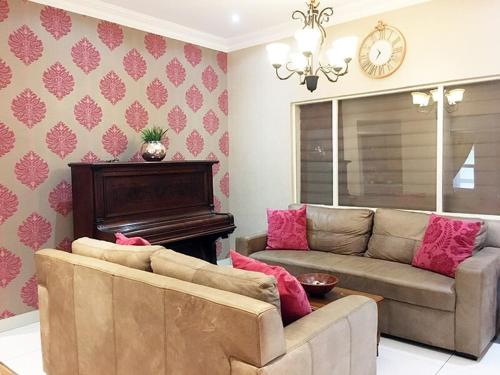 Pub/Lounge, Peaches & Cream Bed & Breakfast in Ladysmith