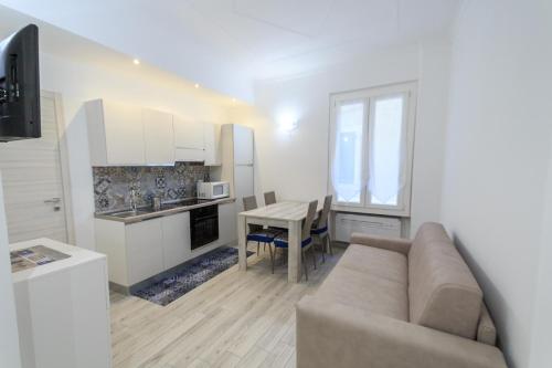  Bilocale ristrutturato a nuovo a 20 metri dal mare, Ferienwohnung in Varraze