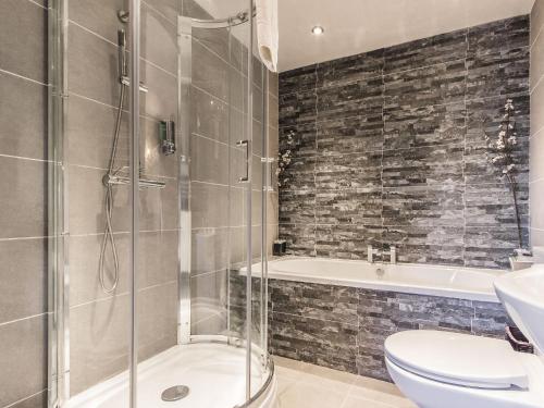 cabină de duș, White Lion Hotel in Crewe