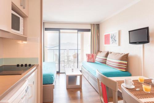 One-Bedroom Apartment with Sea View (5 Adults)