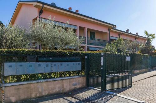  Via Carlo Cattaneo Appartament, Pension in Peschiera del Garda