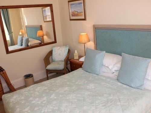 Standard Double Room image 4