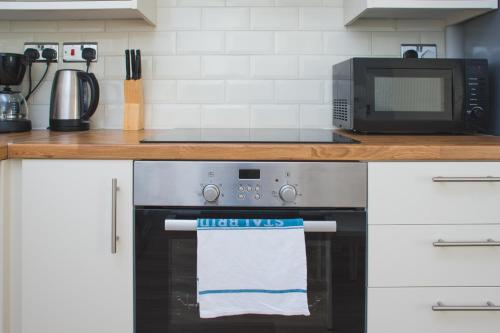 Kitchen, MyCityHaven - Stylish & Flexible Shirehampton Apartment in Avonmouth and Lawrence Weston