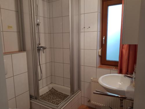 Ferienwohnung 4 im Haus am See mit Wintergarten und Terrasse 365m von Neuensien entfernt