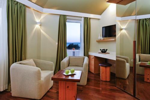 Deluxe Double or Twin Room with Balcony image 10