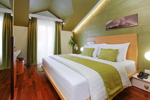 Double or twin room, pool view