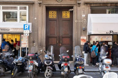 Appartamento dietro Fontana del Nettuno - image 4