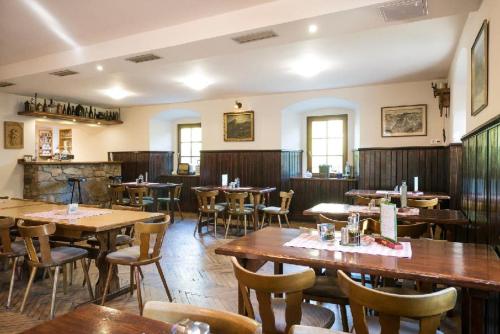 Restaurace a penzion Stara posta in 泰普拉河畔貝喬夫