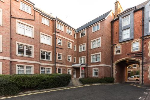 Modern Large Family Apartment With Private Parking