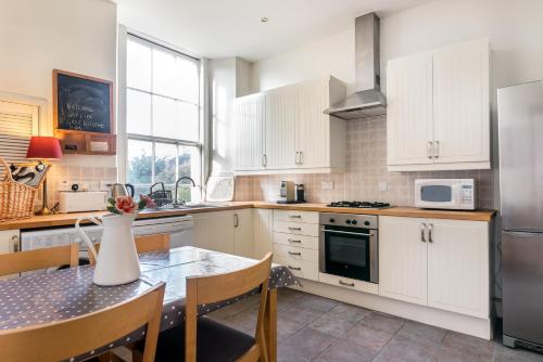 GRAND & SPACIOUS CENTRAL APT WITH WiFi - Tap to explore photos