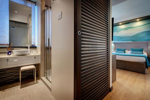 Superior Double Room image 8