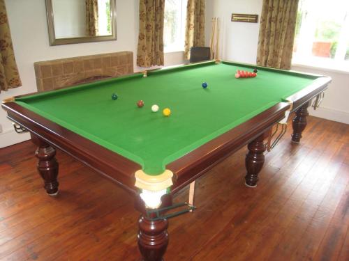 Arden Hill Farmhouse with Hot Tub and Snooker Table - image 12
