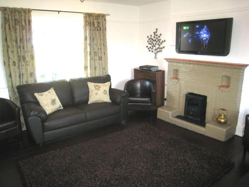 Arden Hill Farmhouse with Hot Tub and Snooker Table - image 13